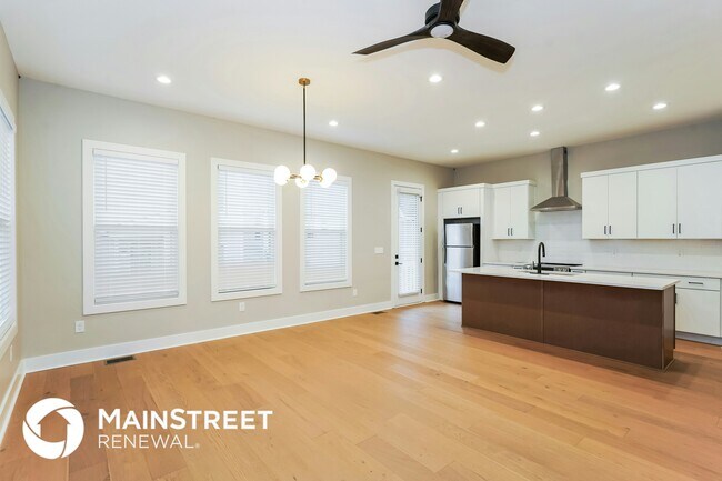 Photo - 2142 Oakland St