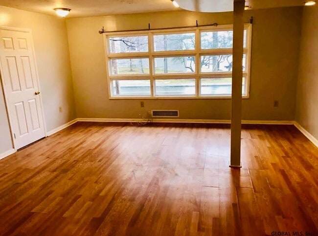 Photo - 913 Nott St Unit 1st Floor