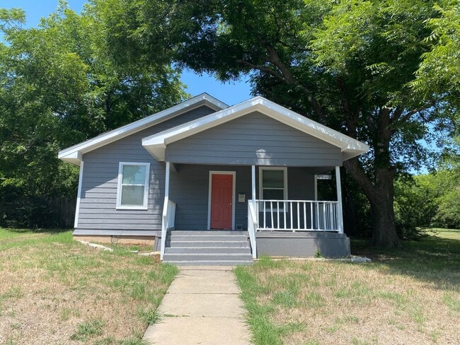 Building Photo - 3 BEDROOM 1 BATH HOUSE