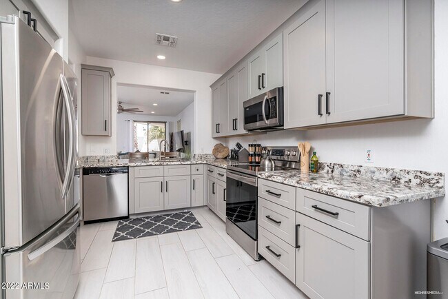 1036 E Susan Ln