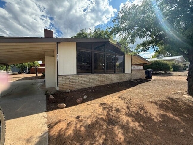Building Photo - 2 Bedroom 1 Bath Contact Property Pros Pro... Rental
