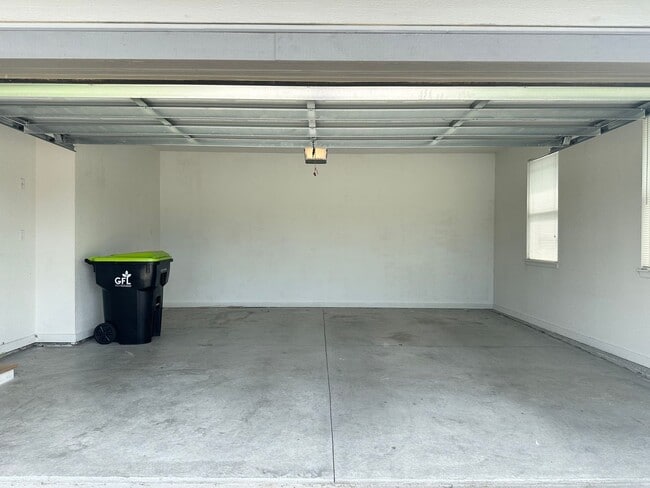 Photo - Spacious 4 Bed Attached Villa in Blue Springs w/ New Flooring Throughout