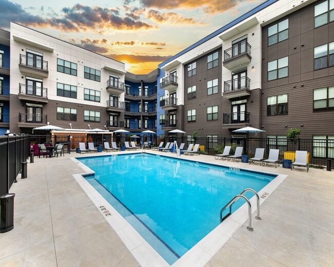Zona de piscina - McDowell Point 55+ Active Adult Apartment Homes