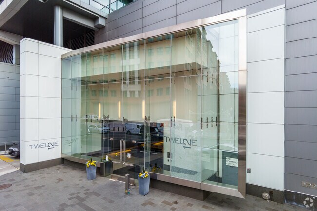 Entrada principal - Twelve12