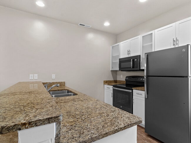 2x2.5 Kitchen - South Ridge Townhomes and Apartments