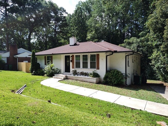 Building Photo - Cozy, Move-In ready Ranch Style home locat...