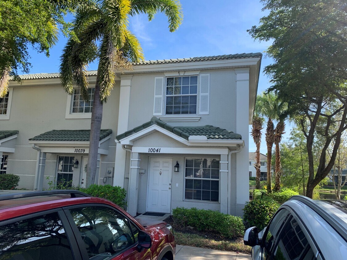 End unit with lots of light! - 10041 Poppy Hill Dr (Fort Myers, FL)