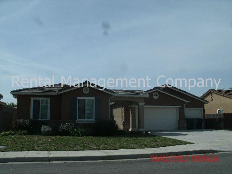 Lots of space in Clovis - Lots of space in Clovis House