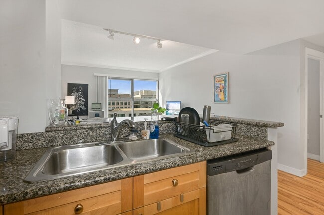 Gran luz - sala de estar abierta y luminosa - 777 7th St NW Unidad 1014