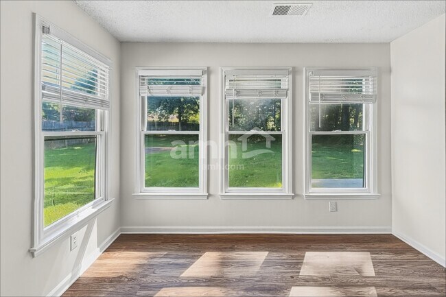 1121 Lauren Way