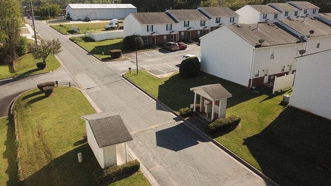 Vista aérea, buzones de correo - Sandalwood Apartments