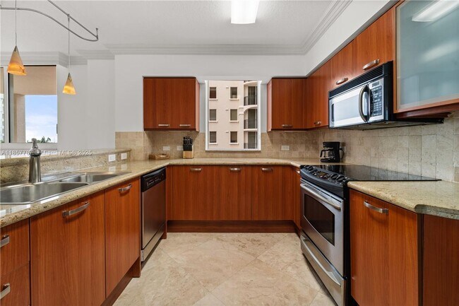 Building Photo - 2011 N Ocean Blvd Rental