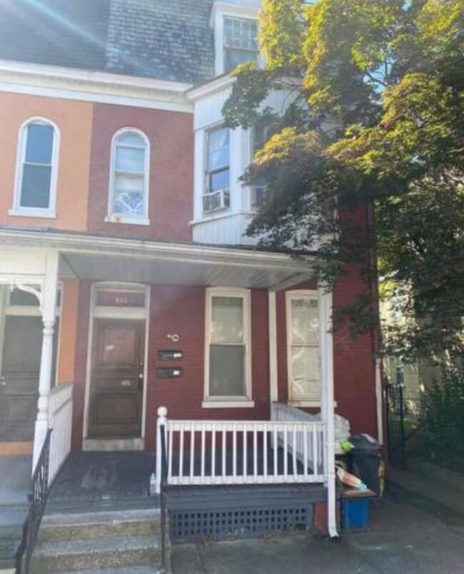 Building Photo - 650 W King St Unit 1