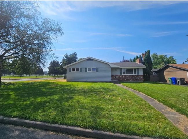 Building Photo - 4 Bed 2 Bath Rancher Original Hardwood Floors Corner lot 2400 Sq/Ft of space