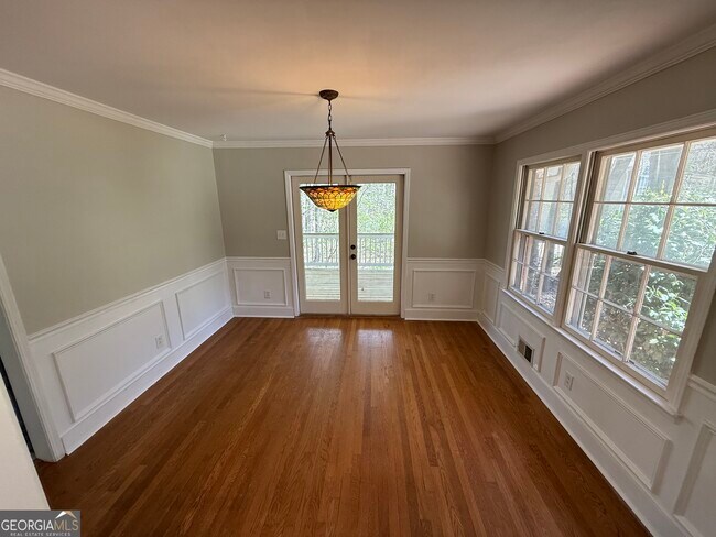 Photo - 140 Maple Pl