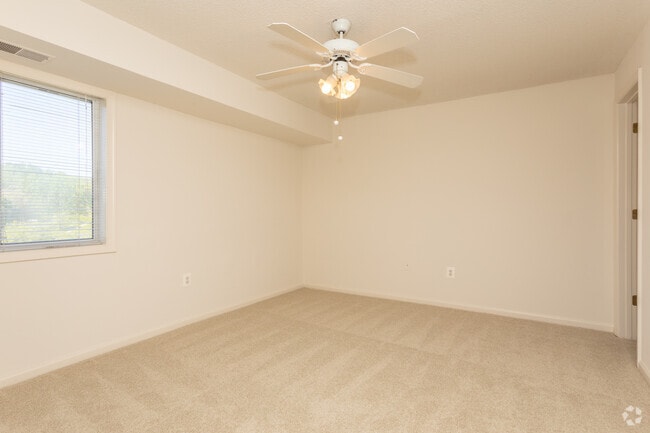 2BR, 2BA - 803 SF