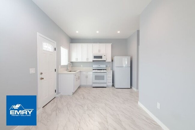 Building Photo - 1 Bed 1 Bath for Rent in Granada Hills