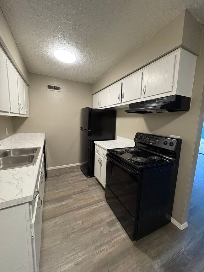 Building Photo - South Glen Apartments Unit 5604A-P