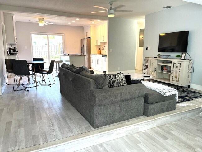 Photo - 2281 SW 15th St