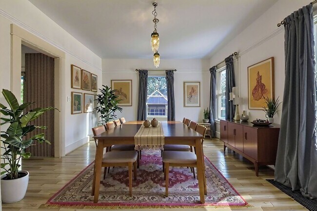 Comedor decorado - 4904 NE 16th Ave