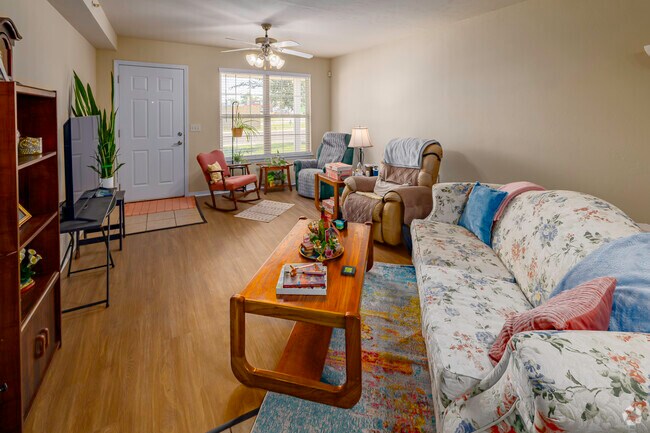 2BR, 2BA - 1,000SF - Living and Dining Area