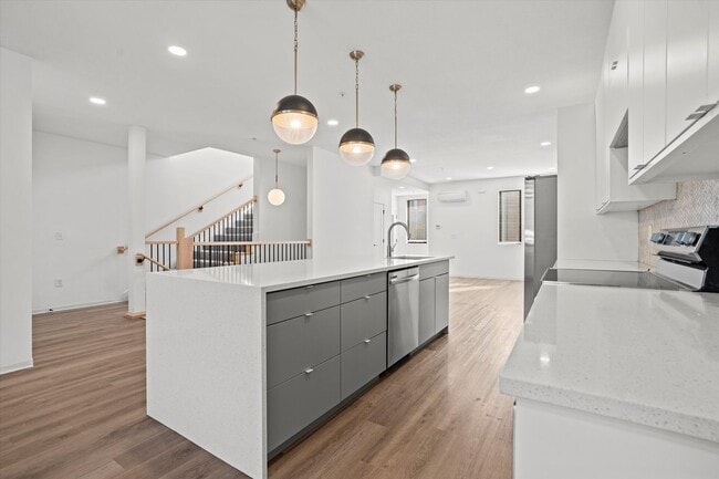 Photo - Beautiful 2-Bed/2.5 Bath Townhome in Downt... Unit 6117-9B
