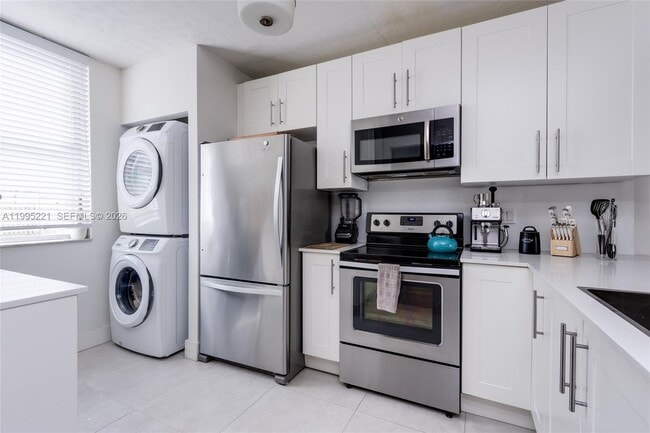 Building Photo - 1651 NE 115th St Unit 28C