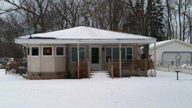 Building Photo - Charming Corner Lot House in Cadillac, Mic...