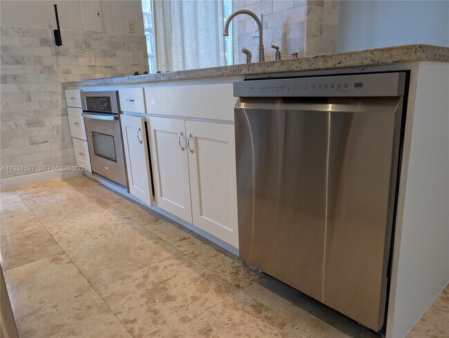 Photo - 6061 Collins Ave Unidad 4E