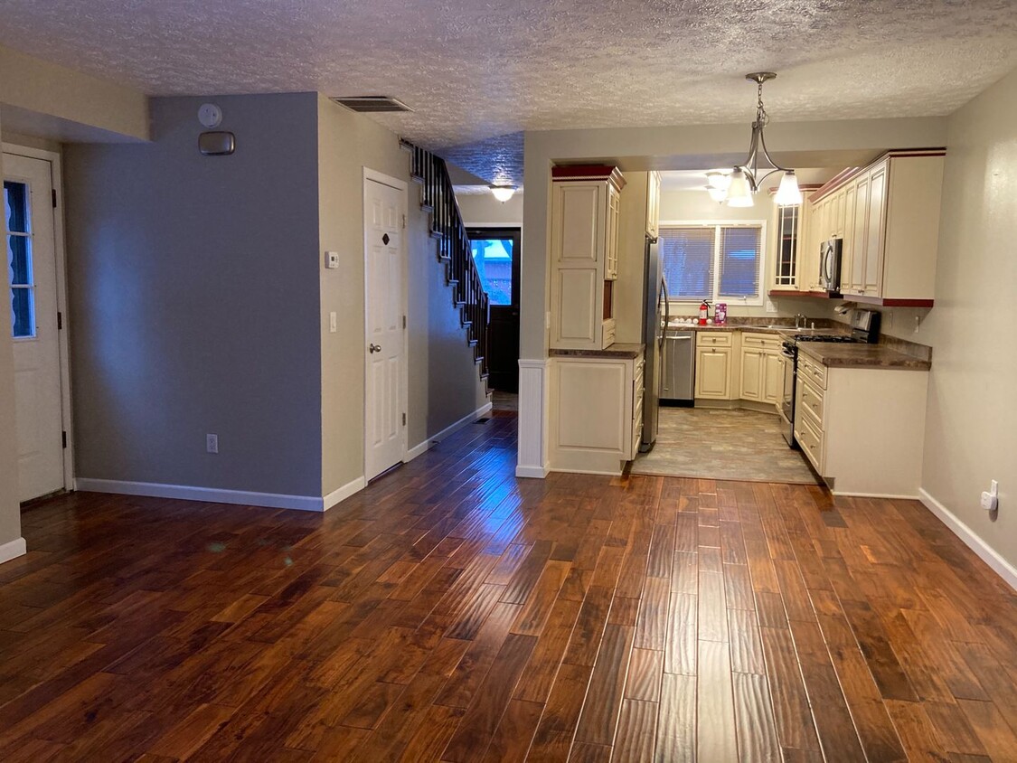 3 Bedroom, 2.5 Bath Townhouse off Johns Ro... - 3 Bedroom, 2.5 Bath Townhouse off Johns Ro...