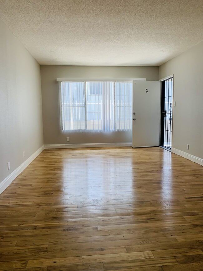 Photo - 4032 Stevely Ave