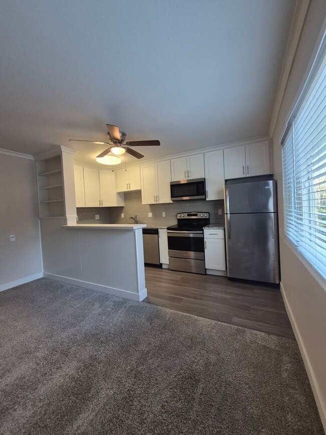 Building Photo - 1 Bed 1 Bath Upstairs, Excellent Midtown location!! Unit 8