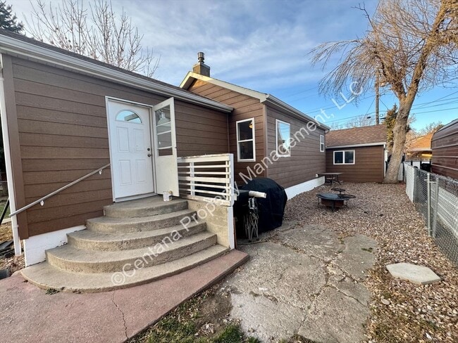 Photo - Semi-Furnished 5 bed 2 bath with large fenced yard for rent!