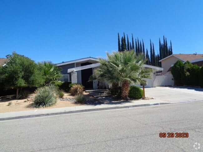 Building Photo - Beautiful Custom Pool Home