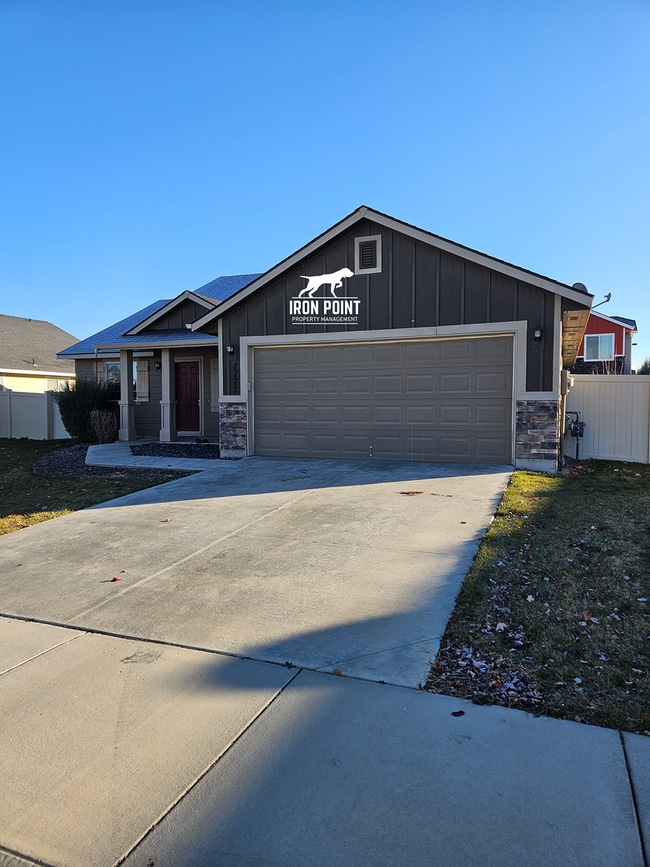 Building Photo - 3bed/2bath home w/bonus room, 2 car garage, fenced yard, and landscaping included.
