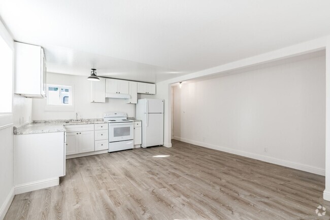 Building Photo - 2120 Lincoln Ave #D - 2 bedroom | 1 bath |... Unit 2120 Lincoln Ave #D Rental