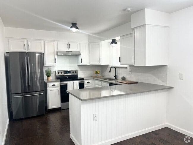 Building Photo - Beautifully Updated Modern Farmhouse 3 bed...