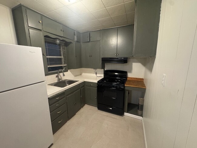 Photo - CUTE!!! 2 Bedroom 1 Bath Cute Home with Beautiful Landscaping and Garage