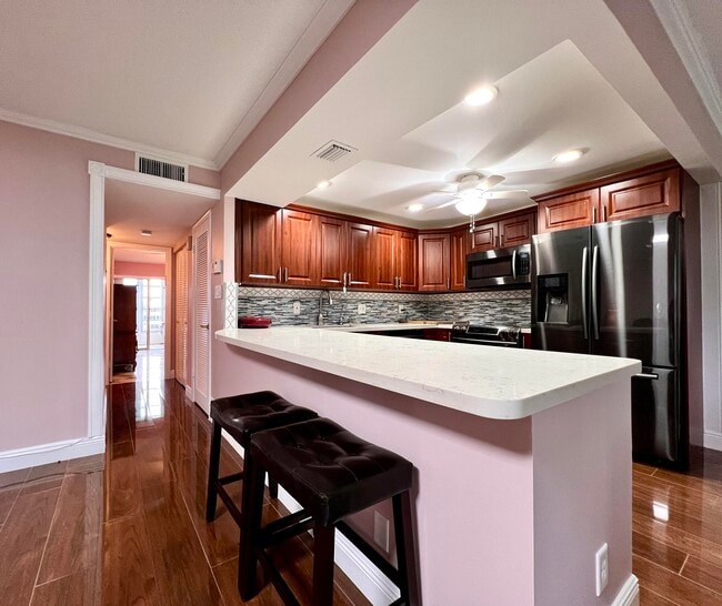 Photo - 313 Wellington L