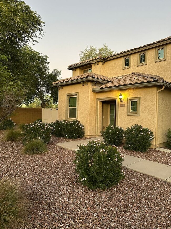 Building Photo - Charming 3 Bed + Den 2.5 Bath Home with 2 ...