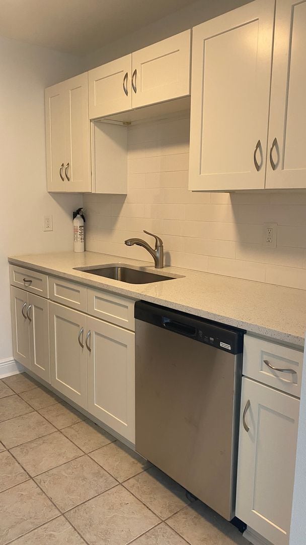 Photo - Fully Remodeled 2/2 Villa, Stainless, Granite Fully Tiled! WIFI Included!
