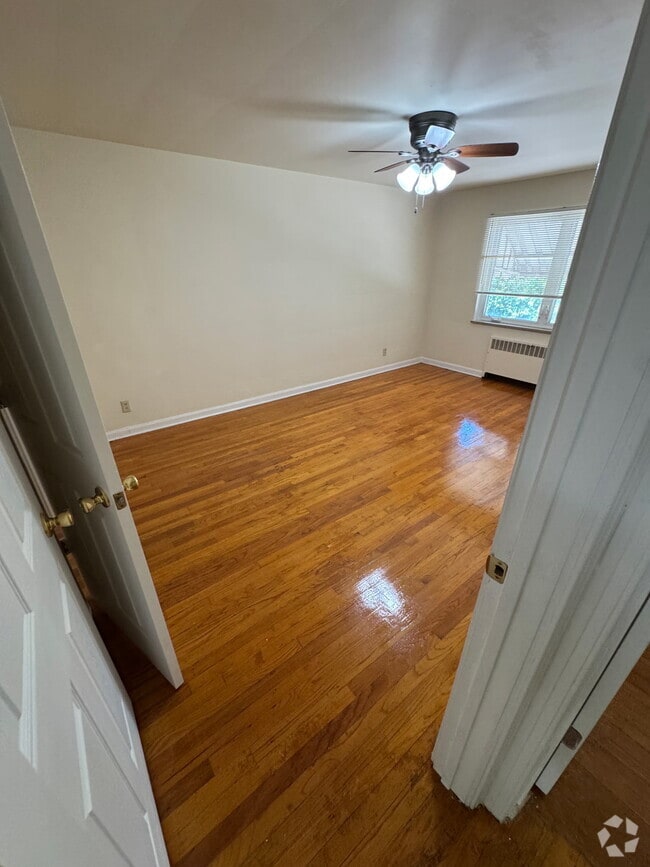 Building Photo - 2929 Cavanaugh Ave Unit Senior 2929 Cavanaugh Rental