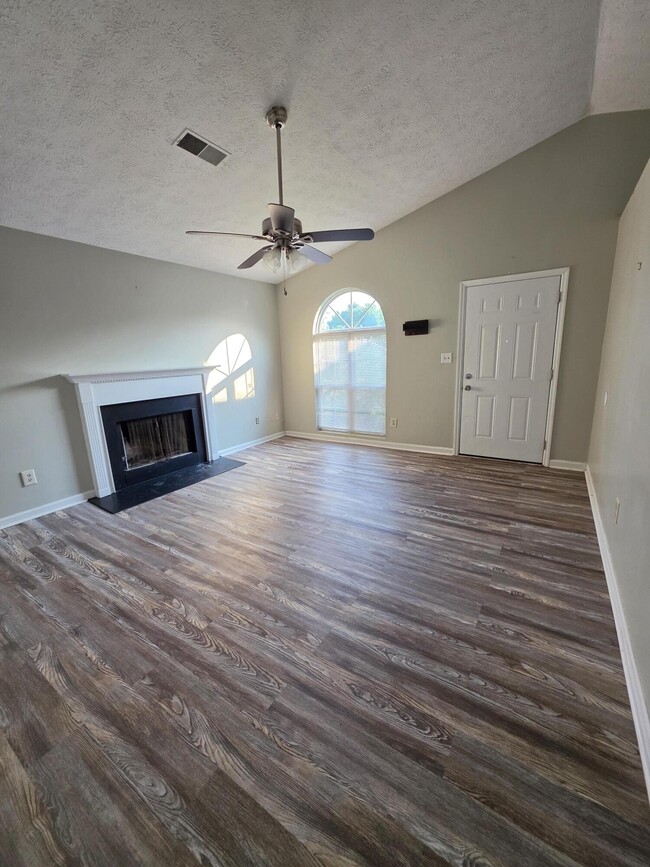 Photo - 2592 Woodhill Dr