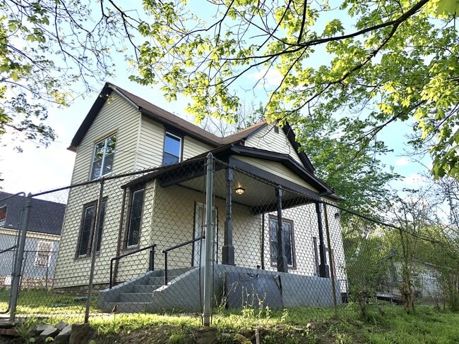 Building Photo - 3828 E 11th St