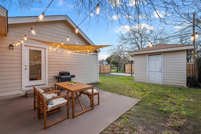 3285 Clover Ln
