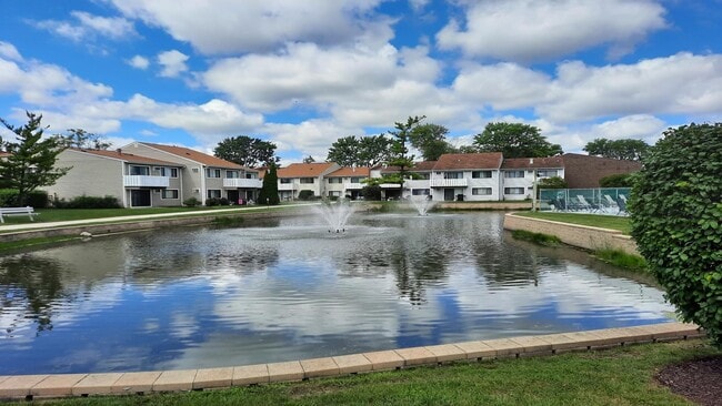 Building Photo - Spacious & Updated 2-Bed, 2-Bath Condo in ...