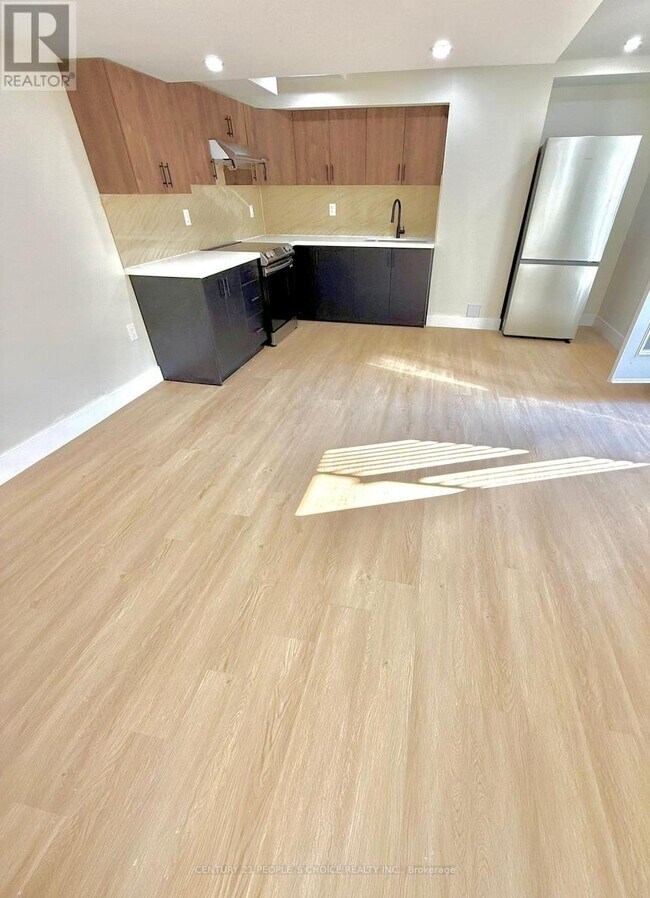 Photo - 851 Audley Rd S Unité BSMT