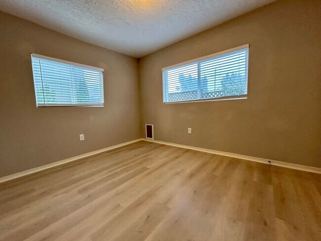 Photo - Charming 3-Bedroom Home in Prime Vancouver Location – Pet Friendly with Fenced Yard!