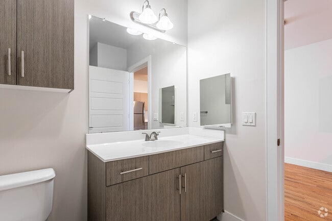 1BR, 1BA w/Den - 772SF - Bathroom