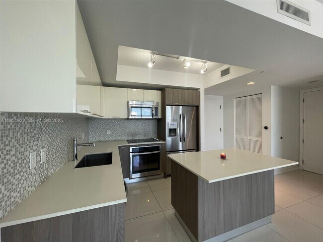 Building Photo - 5252 NW 85th Ave Unit 1809